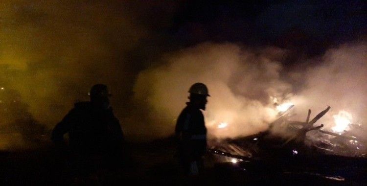 Keresteciler sitesinde yangın: 2 atölye ve 1 traktör yandı