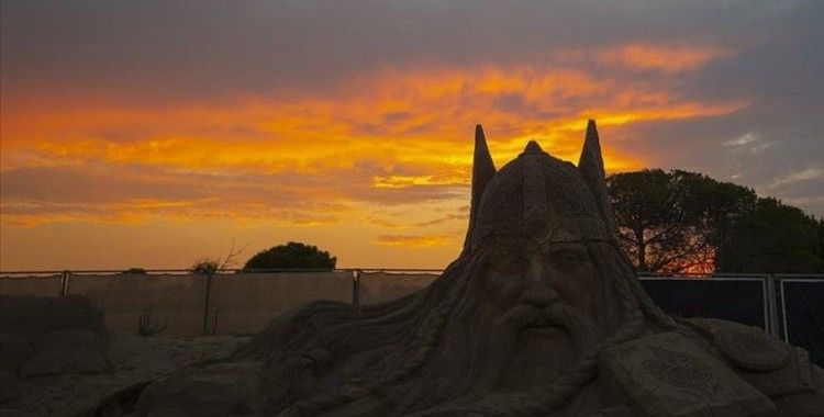 Antalya'da kum heykeller gün batımında sunduğu eşsiz manzarasıyla etkiliyor