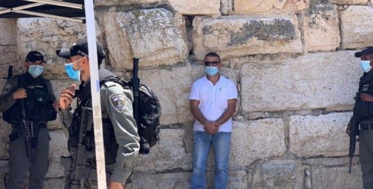 İsrail güçleri, Mescid-i Aksa'da Filistinli gazeteciyi gözaltına aldı