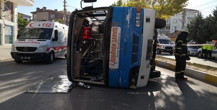 Aksaray'da yolcu minibüsüyle otomobil çarpıştı: 18 yaralı