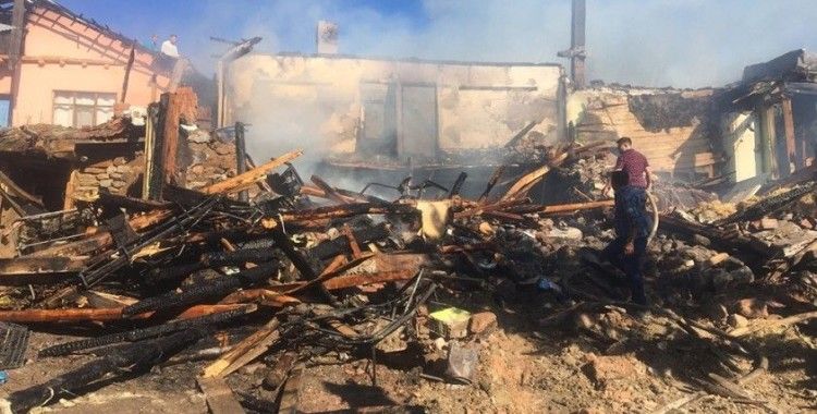 Çankırı'da yangından zarar gören 2 ev kullanılamaz hale geldi