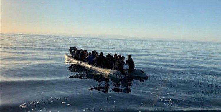 İtalya açıklarında göçmen botu alev aldı