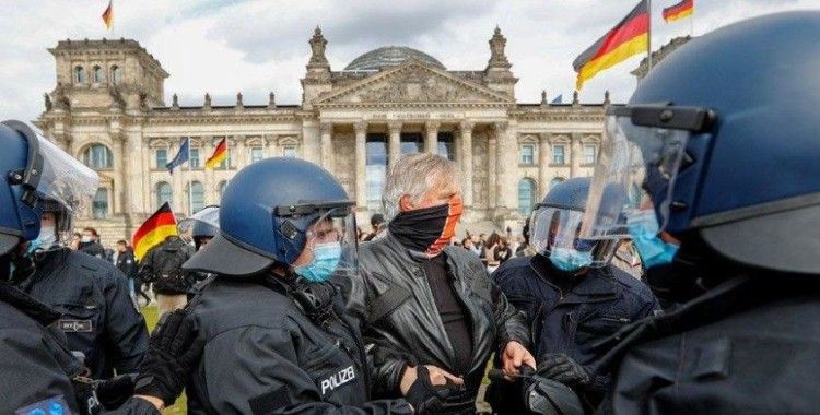 Alman meclisinin göstericiler tarafından işgal girişimine tepkiler devam ediyor