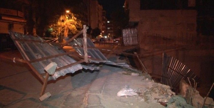 Zeytinburnu’nda kaldırım çöktü, otomobil inşaat sahasına kaydı