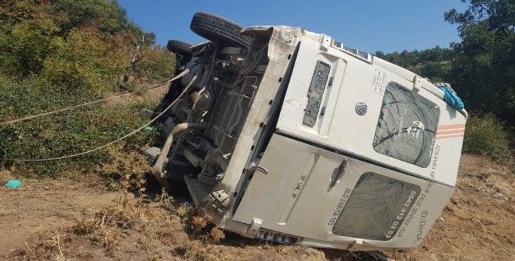 Balıkesir'de minibüs şarampole devrildi: 14 yaralı