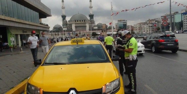 Taksim’de ticari taksilere koronavirüs denetimi