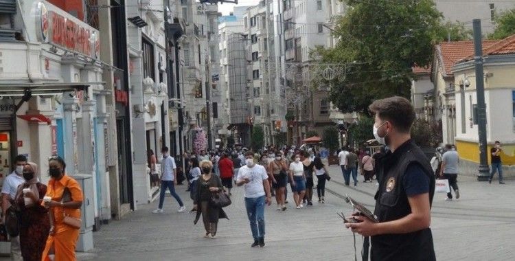 İstiklal Caddesi'nde drone'lu koronavirüs uyarısı