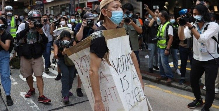 Hong Kong’da sokaklar yine karıştı: En az 90 gözaltı
