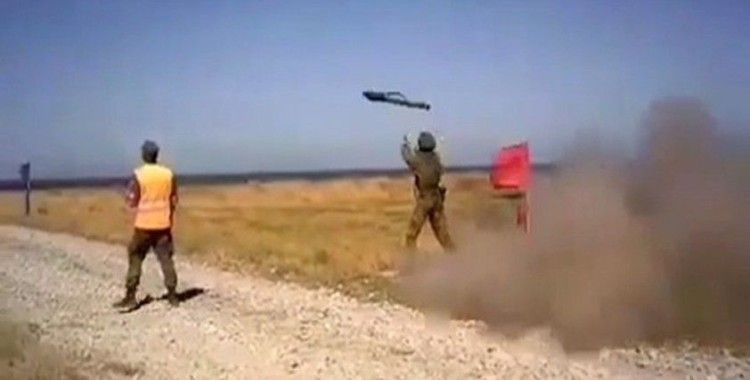 Rus yapımı roket askerin omzunda patladı