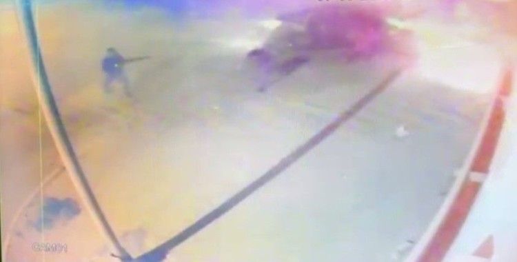 ‘Dur’ ihtarına uymayarak kaçan şüpheliler kaza yapınca araçtan inip polise saldırdı