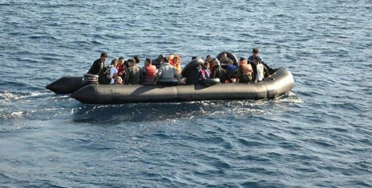 Lastik botta sürüklenen göçmenleri sahil güvenlik kurtardı