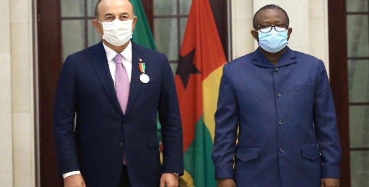 Dışişleri Bakanı Çavuşoğlu'na Gine Bissau Cumhurbaşkanı Embalo tarafından 'Devlet Nişanı' verildi