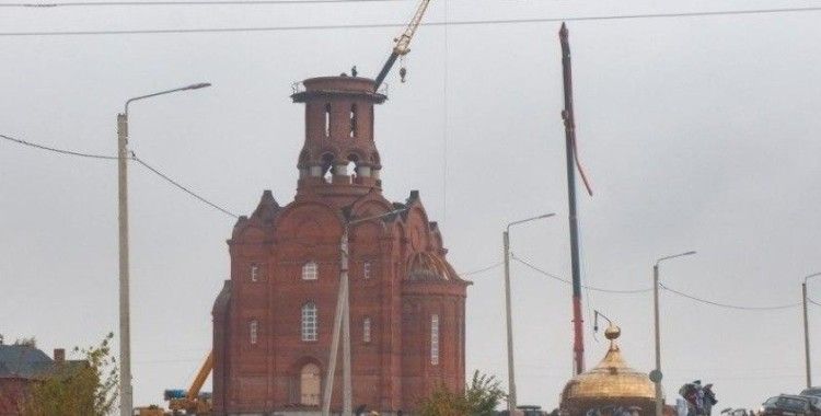 Rusya'da inşaat halindeki kilisenin kubbesi vinçten düştü