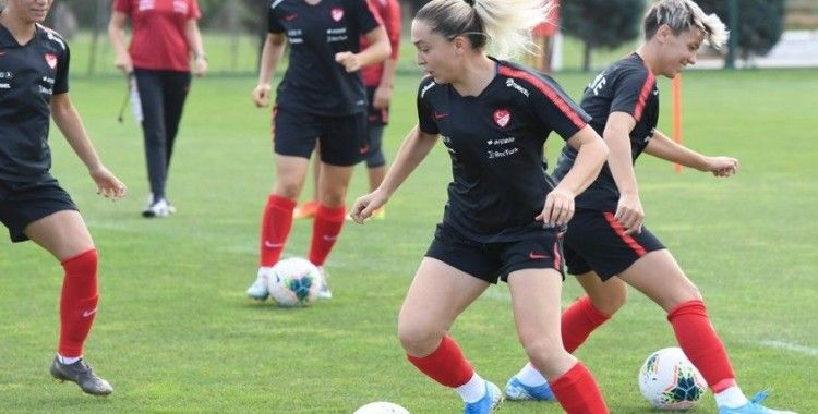 A Milli Kadın Futbol Takımı, Slovenya maçı hazırlıklarını sürdürüyor
