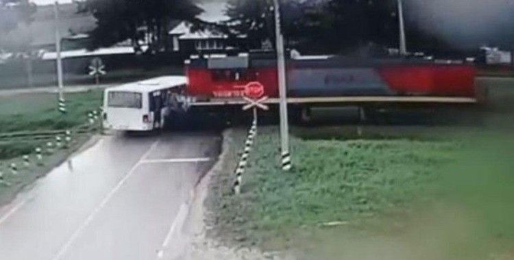 Rusya’da otobüsle lokomotif çarpıştı