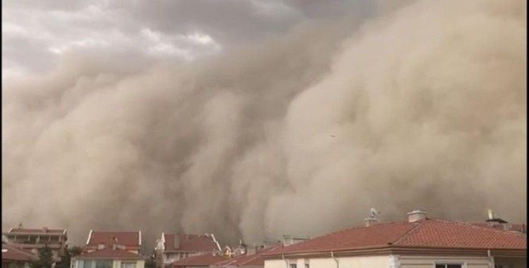Ankara'nın Polatlı ilçesindeki toz fırtınası ilçeyi karanlığa bürüdü
