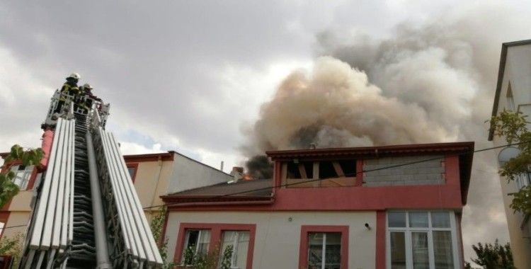 Müstakil evin çatısında çıkan yangın paniğe neden oldu