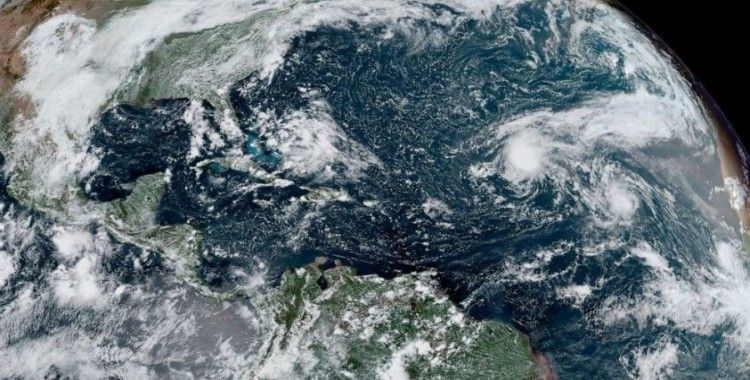 ABD'yi Sally tropik fırtınasının vurması bekleniyor