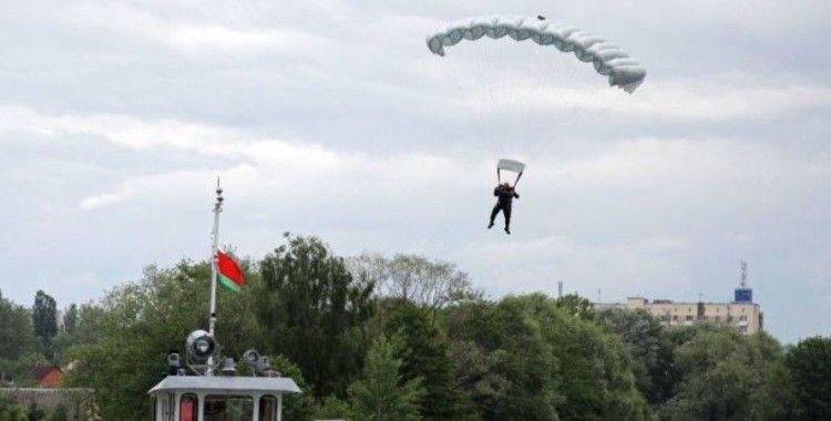 Rus paraşütçüler tatbikat için Belarus'a gidiyor