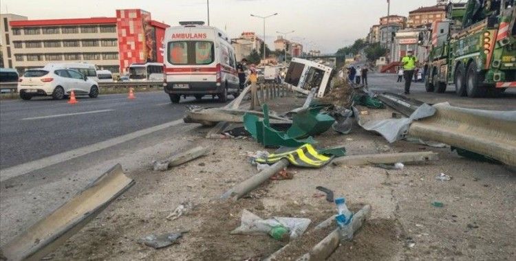 İstanbul'da yolcu otobüsü devrildi: 11 yaralı