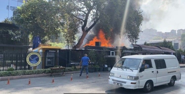 İstanbul'da özel üniversitenin yanındaki restoran alev alev yandı