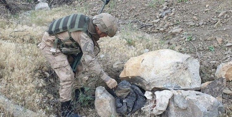 Hakkari'de PKK'lı teröristlere ait patlayıcı düzenekleri ve mühimmat ele geçirildi
