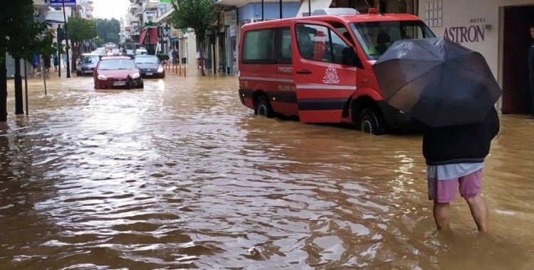 Yunanistan'da etkili olan Medicane tropik fırtınasında 2 kişi öldü
