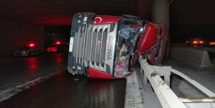 Şile otoyolunda hafriyat yüklü kamyon yan yattı