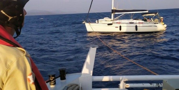 Karaada açıklarında sürüklenen tekne kurtarıldı