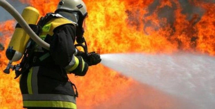 Kozan'da gıda deposunda yangın