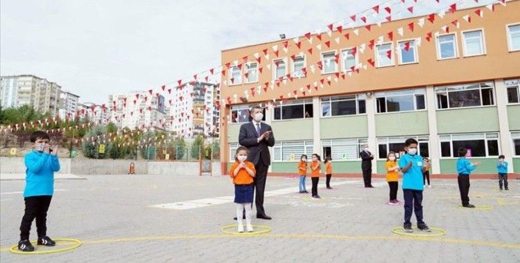 Milli Eğitim Bakanı Selçuk, yüz yüze eğitimin ilk gününde sosyal mesafesini koruyan öğretmen ve öğrencileri tebrik etti