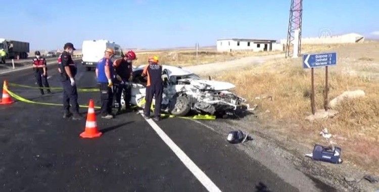 Otomobil ile minibüs çarpıştı: 1 ölü, 6 yaralı