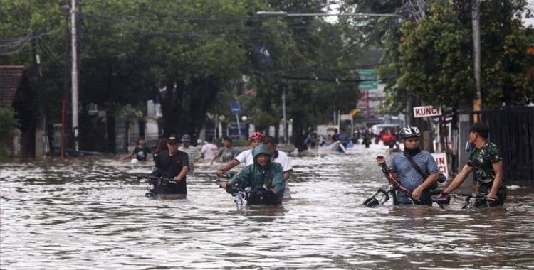 Endonezya'da şiddetli yağışlar hayatı felç etti