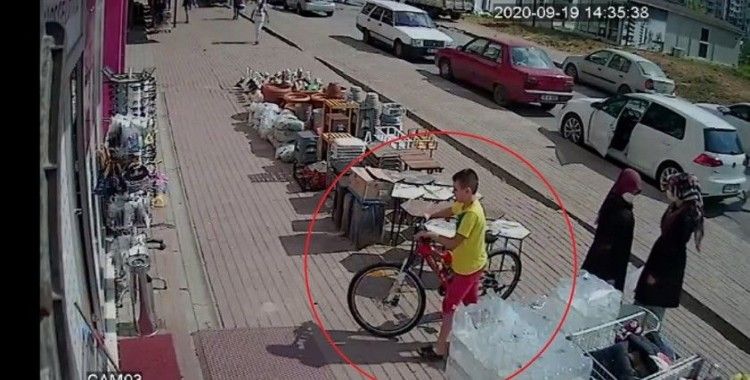 Bisiklet hırsızını linç edilmekten polis kurtardı