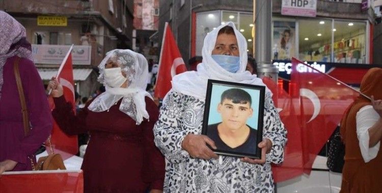 Şırnak'ta yakınları dağa kaçırılan aileler HDP binası önünde eylem yaptı