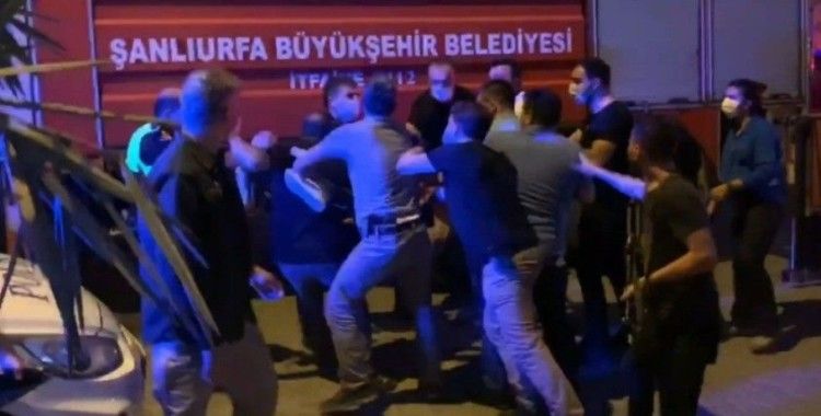  Türk Bayrağını indirmeye çalışan şahsa linç girişimi