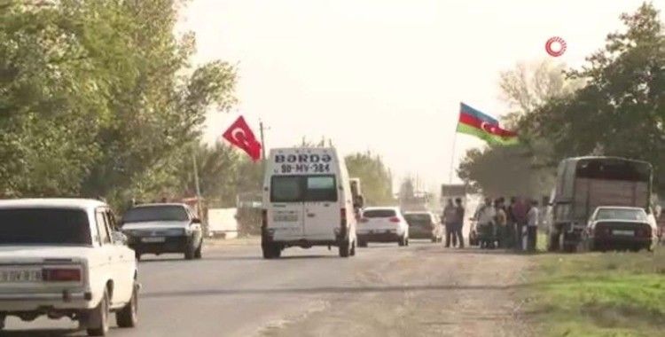 Azerbaycanlılar Azerbaycan ve Türk bayraklarıyla askere desteğini gösterdi