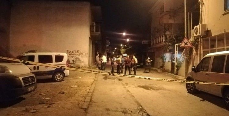 İzmir'de bıçaklı kavga: 1'ağır 2 yaralı
