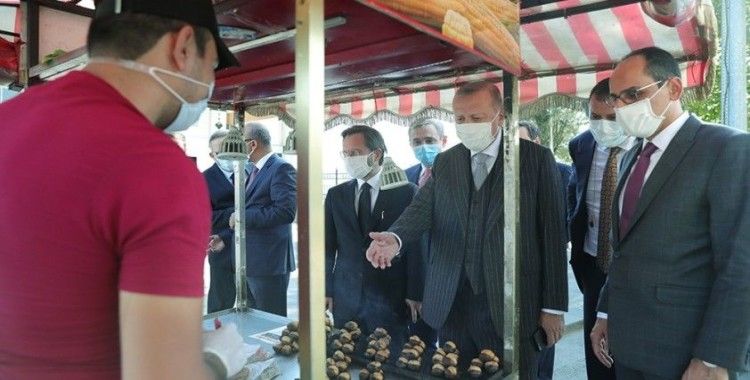 Cumhurbaşkanı Erdoğan Beşiktaş'ta kestane alıp minik çocuğa ikram etti