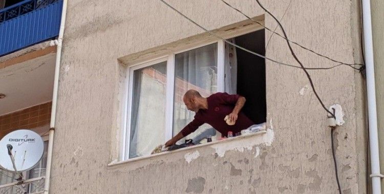 İzmir'de garip olay: Eşyaları sokağa atıp pencere kenarında kahvaltı yaptı