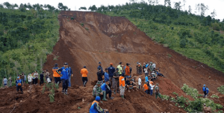 Endonezya'da heyelan: 14 ölü
