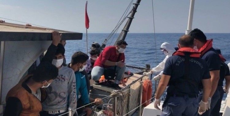 Mersin açıklarında 90 düzensiz göçmen yakalandı