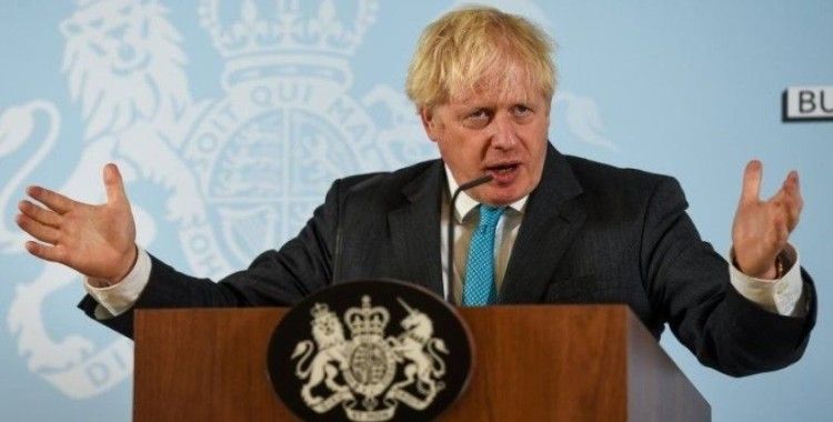 İngiltere Başbakanı Johnson önlemler hakkında yanlış bilgi verdiği için özür diledi