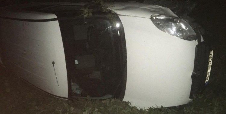 Otomobilin çarptığı hafif ticari araç şarampole yuvarlandı: 2 yaralı