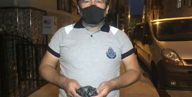 Bakırköy’de sokakta bulduğu paranın sahibini arıyor