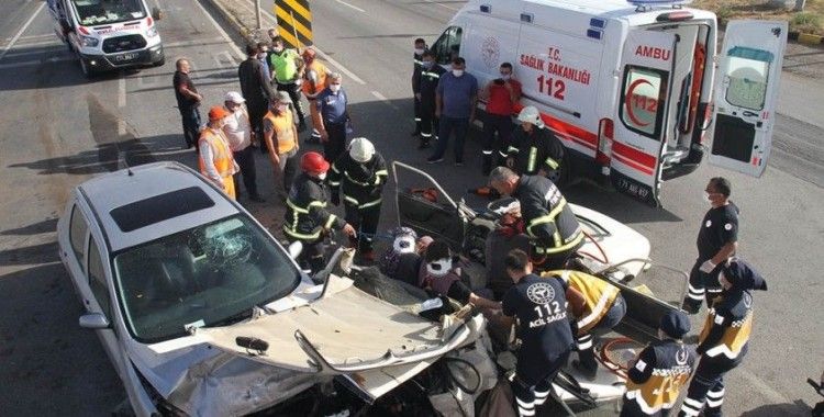 Aşırı sürat kaza getirdi, iki otomobilin çarpışma anı kamerada: 6 yaralı