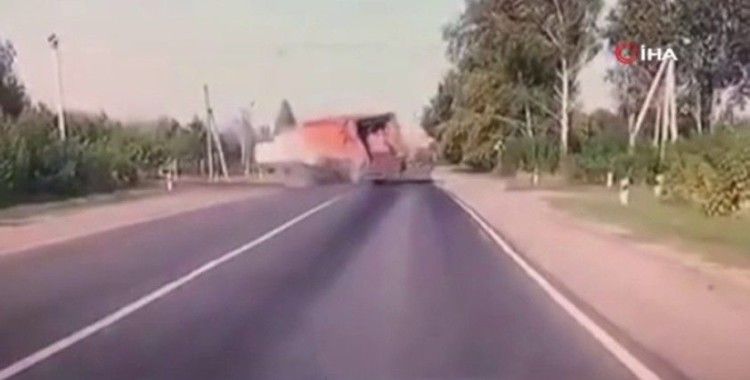 Hız yapan sürücü çöp kamyonuna çarptı: Feci kaza kamerada