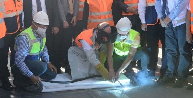 Bakan Karaismailoğu, Yeni Kömürhan Köprüsü'nün son kaynağını yaptı