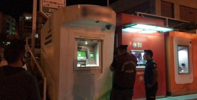 ATM'ye yerleştirilen kameralı kopyalama aparatını vatandaşın dikkati ortaya çıkardı
