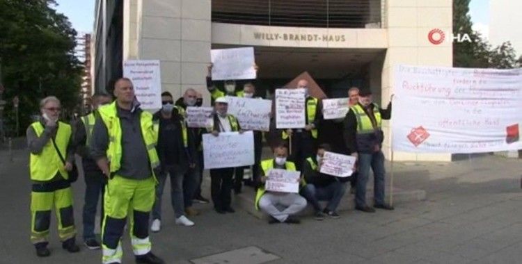 Berlin’deki Tegel Havalimanı çalışanlarından “işimi istiyorum” protestosu